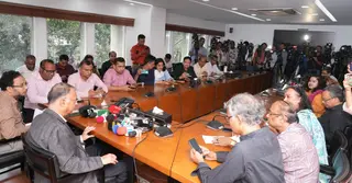 জ্বালানি-সংকটের আশঙ্কা: আলোকসজ্জা পরিহার ও ব্যক্তিগত গাড়ি ব্যবহার না করার অনুরোধ